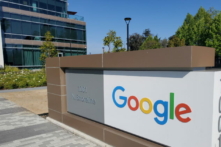 Một tấm biển được chụp bên ngoài văn phòng Google gần trụ sở chính của công ty ở Mountain View, California, vào ngày 08/05/2019. (Ảnh: Paresh Dave/Reuters)