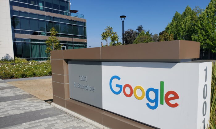 Một tấm biển được chụp bên ngoài văn phòng Google gần trụ sở chính của công ty ở Mountain View, California, vào ngày 08/05/2019. (Ảnh: Paresh Dave/Reuters)