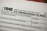 Một bản sao biểu mẫu thuế IRS 1040 được trưng bày tại văn phòng H&R Block ở Miami, Florida, vào ngày 22/12/2017. (Ảnh: Joe Raedle/Getty Images)