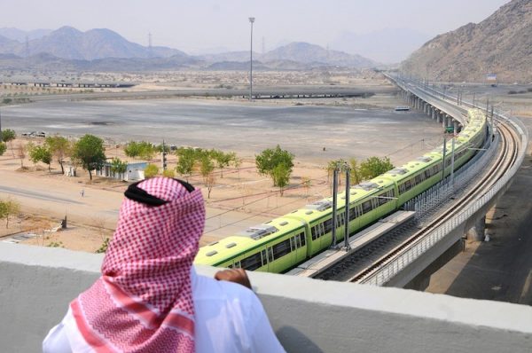 Một người đàn ông nhìn theo dự án Đường sắt Hạng nhẹ Mecca (MLR) cho Ả Rập Xê Út, một dự án của Tập đoàn Xây dựng Đường sắt Trung Quốc (CRCC), ở Ả Rập Xê Út, ngày 02/11/2010. Đến nay, tuyến đường sắt hạng nhẹ này đã gây ra khoản lỗ lên tới 4.13 tỷ nhân dân tệ (641.28 triệu USD) cho chính quyền Trung Quốc. (Ảnh: Amer Hilabi/AFP/Getty Images)