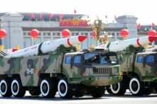 Quân đội Trung Quốc trình diễn những hỏa tiễn mới nhất của họ trong một cuộc duyệt binh ở Bắc Kinh vào ngày 01/10/2009. Các đại diện của Lực lượng Pháo binh Thứ hai của Quân Giải phóng Nhân dân, lực lượng vận hành vũ khí hạt nhân chiến lược của Trung Quốc, đã tham dự khóa huấn luyện về phổ điện từ được tổ chức tại Thành Đô, Trung Quốc, vào ngày 11-12/10/2013. (Ảnh: Frederic J. Brown/AFP/Getty Images)
