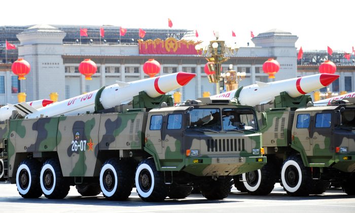Quân đội Trung Quốc trình diễn những hỏa tiễn mới nhất của họ trong một cuộc duyệt binh ở Bắc Kinh vào ngày 01/10/2009. Các đại diện của Lực lượng Pháo binh Thứ hai của Quân Giải phóng Nhân dân, lực lượng vận hành vũ khí hạt nhân chiến lược của Trung Quốc, đã tham dự khóa huấn luyện về phổ điện từ được tổ chức tại Thành Đô, Trung Quốc, vào ngày 11-12/10/2013. (Ảnh: Frederic J. Brown/AFP/Getty Images)