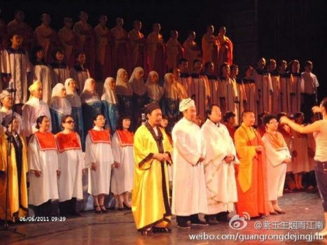 Các cá nhân được cho là đại diện cho năm tôn giáo được chính thức công nhận của Trung Quốc — Phật giáo, Đạo giáo, Hồi giáo, Công giáo, và Đạo Tin lành — cùng nhau hát các bài hát “văn hóa đỏ” trên sân khấu, trong khi đang mặc trang phục tôn giáo của họ. (Ảnh chụp màn hình, Weibo.com)