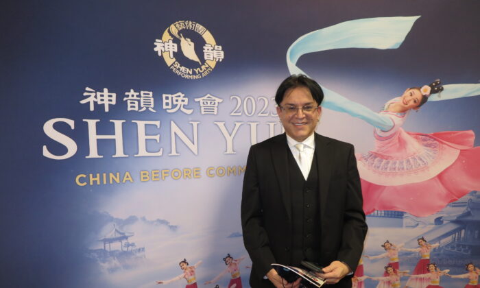 Trưởng khoa trường Cao đẳng chia sẻ: Shen Yun ‘đã khiến tôi rơi lệ’