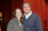 Bà Sue và ông Bob Kulpinski thưởng lãm buổi trình diễn của Đoàn Nghệ thuật Biểu diễn Shen Yun tại Nhà hát Jones Hall for the Performing Arts tại thành phố Houston hôm 26/12/2022. (Ảnh: Sherry Dong/The Epoch Times)