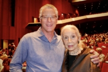 Ông Sloan Gunter và bà Sandra Hulse tham dự chương trình nghệ thuật biểu diễn Shen Yun tại Nhà hát Jones Hall for the Performing Arts, ở thành phố Houston, hôm 01/01/2023. (Ảnh: Sherry Dong/The Epoch Times)