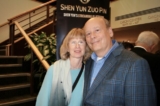 Ông bà Joe và Laurie Depaolo tham dự Chương trình Nghệ thuật Biểu diễn Shen Yun tại Trung tâm Nghệ thuật Biểu diễn  Curtis M. Phillips, hôm 03/01/2023. (Ảnh: Dongyu Teng/The Epoch Times)