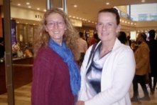 Cô Lauren Lukert (trái) và cô Marcia Weilbach cùng thưởng thức chương trình Nghệ thuật Biểu diễn Shen Yun tại Nhà hát Giao hưởng Atlanta, thành phố Atlanta, hôm 07/01/2023. (Ảnh: Frank Liang/The Epoch Times)