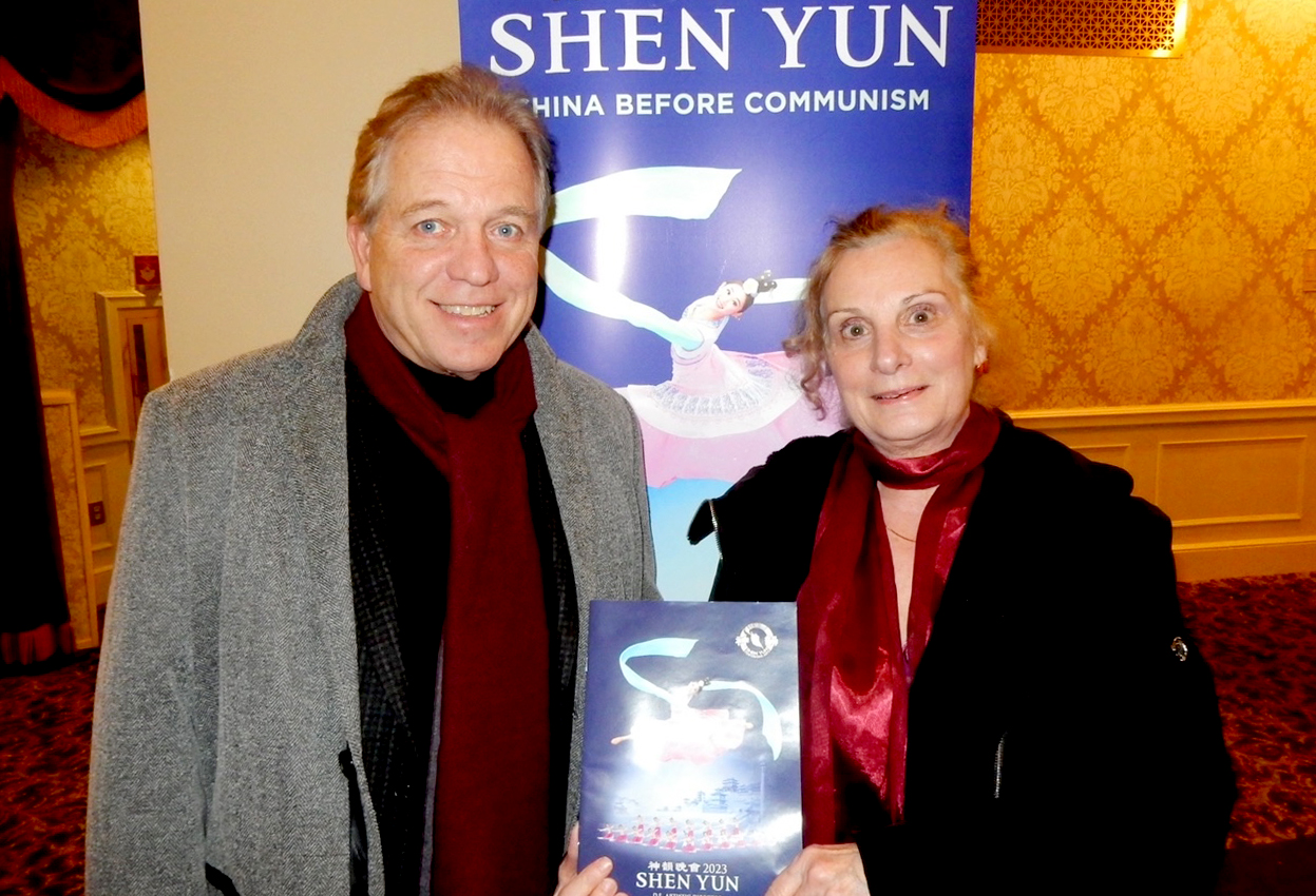 Bà Maria Tsoutis và Ông John Hanlon thưởng thức Nghệ thuật Biểu diễn Shen Yun tại nhà hát Hanover, 14/01/2023. (Ảnh: Weiyong Zhu/The Epoch Times)