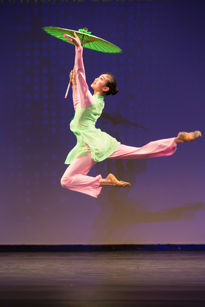 Một trong các điệu múa của những thí sinh đạt giải trong “Cuộc thi Múa cổ điển Trung Quốc Toàn cầu” lần thứ 7 của NTDTV, ngày 21/10/2016. (Ảnh: Đới Binh/Epoch Times)