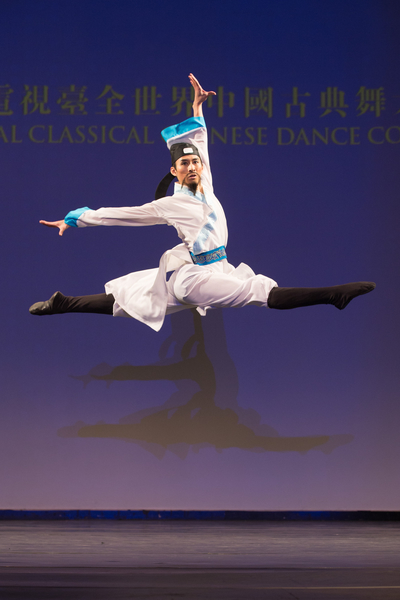 Một trong các điệu múa của những thí sinh đạt giải trong “Cuộc thi Múa cổ điển Trung Quốc Toàn cầu” lần thứ 7 của NTDTV, ngày 21/10/2016. (Ảnh: Đới Binh/Epoch Times)
