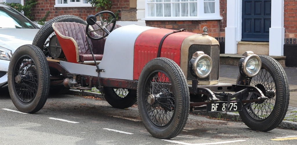 Chiếc xe mui trần Oakland Model 37 đời 1915. (Ảnh: Vauxford/CC BY – SA 4.0)