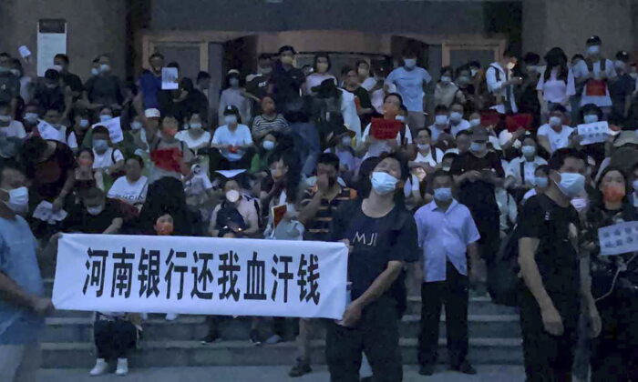 Các nạn nhân tuyệt vọng của vụ lừa đảo ngân hàng ở Trung Quốc biểu tình vào ngày đầu năm mới