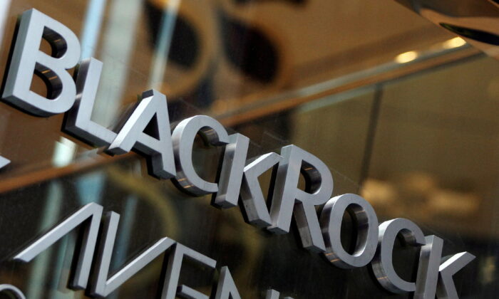 Logo BlackRock bên ngoài văn phòng của hãng ở New York, vào ngày 18/01/2012. (Ảnh: Shannon Stapleton/Reuters)