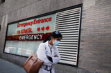 Một người đi ngang qua biển báo “Lối vào Khoa Cấp cứu” tại Bệnh viện Mount Sinai ở Manhattan, Thành phố New York vào ngày 22/09/2020. (Ảnh: Spencer Platt/Getty Images)