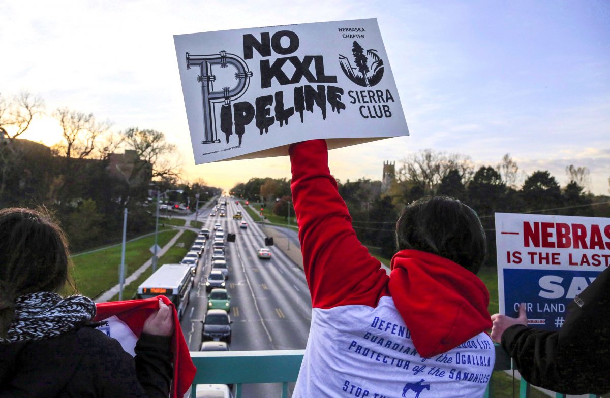 Những người phản đối đường ống Keystone XL biểu tình trên một cây cầu dành cho người đi bộ trong giờ cao điểm ở Omaha, Nebraska, hôm 01/11/2017. Đường ống này đã bị Tổng thống Hoa Kỳ Joe Biden hủy bỏ ngay sau khi nhậm chức vào tháng 01/2021. (Ảnh: Canada Press/AP/Nati Harnik)