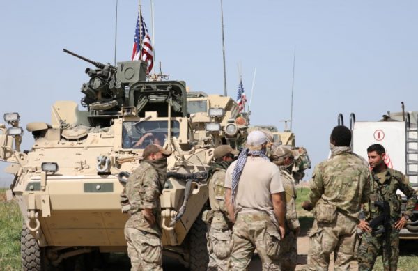 Các chiến binh người Kurd từ Các Đơn vị Bảo vệ Người dân (YPG) trò chuyện với các thành viên của quân đội Hoa Kỳ tại thị trấn Darbasiya, Syria, cạnh biên giới Thổ Nhĩ Kỳ, vào ngày 29/04/2017. (Ảnh: Rodi Said/Reuters)
