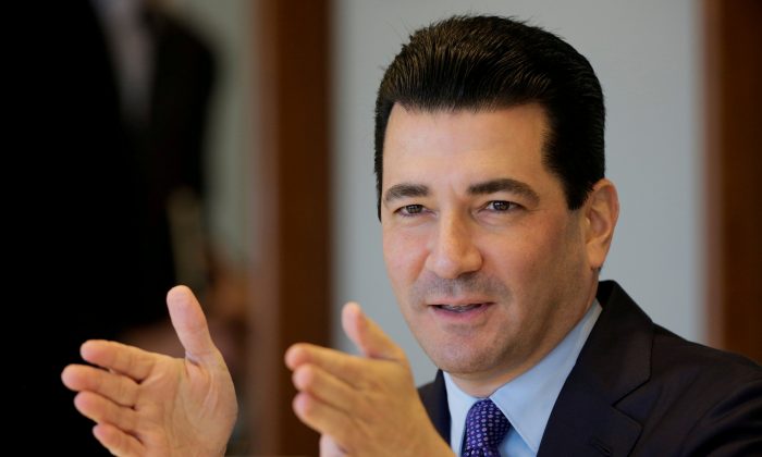 Ủy viên Cục Quản lý Thực phẩm và Dược phẩm đương thời, ông Scott Gottlieb nói chuyện tại Thành phố New York hôm 10/10/2017. (Ảnh: Eduardo Munoz/Reuters)