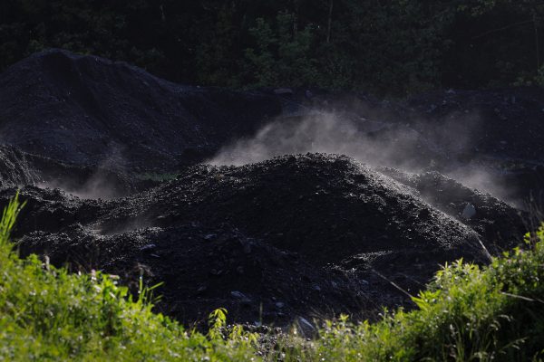 Hơi nước bốc lên từ một đống than tại một mỏ ở Bishop, West Virginia, vào ngày 19/05/2018. (Ảnh: Brian Snyder/Reuters)
