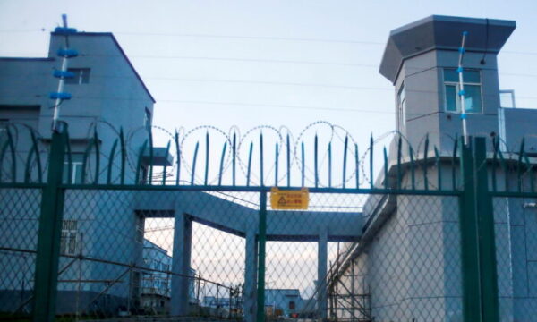 Một hàng rào được xây dựng xung quanh chu vi bên ngoài của một trung tâm cải tạo cưỡng bức ở Đạt Phản Thành, khu tự trị Tân Cương, Trung Quốc, vào ngày 04/09/2018. (Ảnh: Thomas Peter/Reuters)