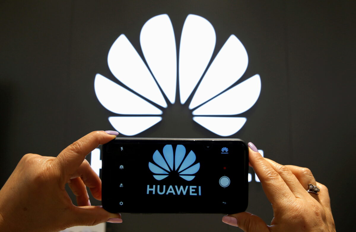 Logo Huawei trên màn hình điện thoại di động trong cửa hàng của họ tại Vina del Mar, Chile, hôm 18/07/2019. (Ảnh: Rodrigo Garrido/Reuters)