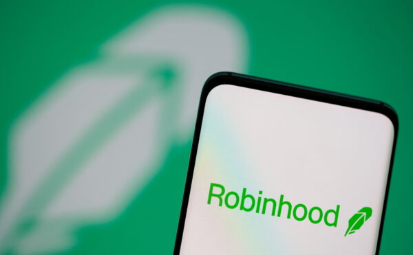 Logo của Robinhood trên điện thoại thông minh trong hình minh họa được chụp vào ngày 02/07/2021 này. (Ảnh: Dado Ruvic/Illustration/Reuters)