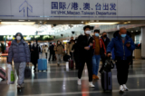 Du khách mang theo hành lý đi bộ tại Phi trường Quốc tế Thủ đô Bắc Kinh ở Bắc Kinh, hôm 27/12/2022. (Ảnh: Tingshu Wang/Reuters)