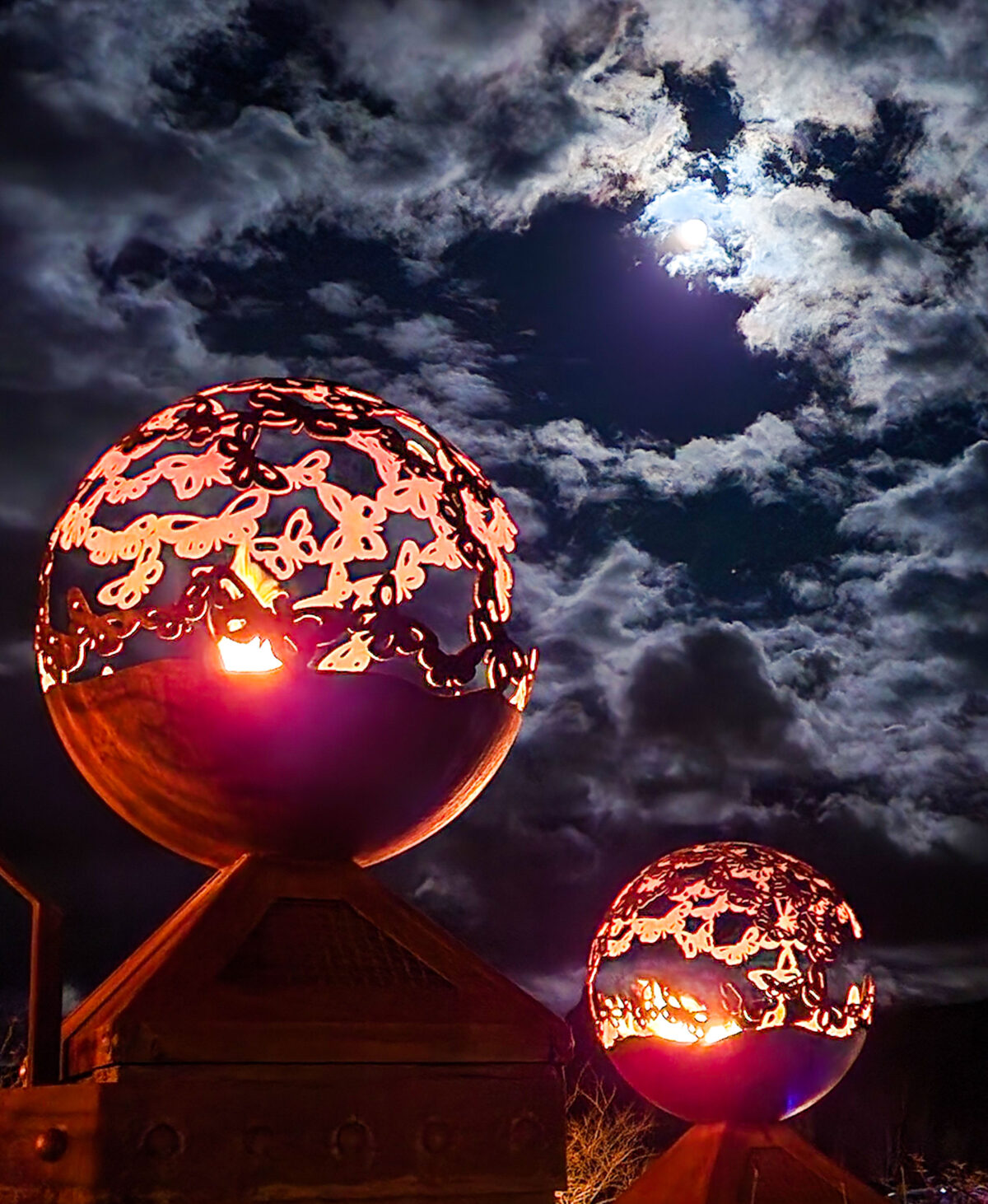 Một cặp quả cầu lửa phát ra ánh sáng kỳ lạ dưới một ánh trăng gần tròn ở thành phố Sedona, tiểu bang Arizona, hôm 07/12/2022. (Ảnh: Allan Stein/The Epoch Times)