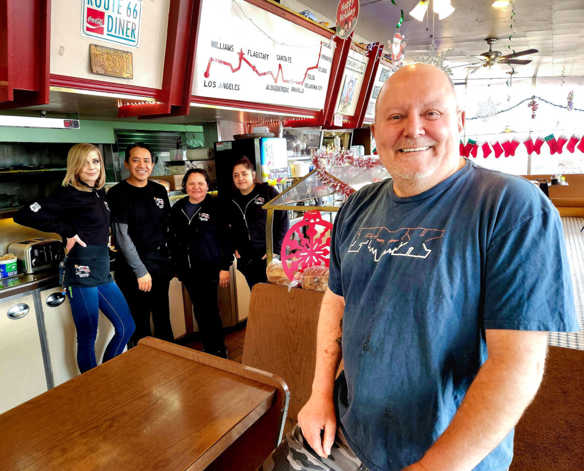Ông Jeff Pruett, chủ nhà hàng Route 66 Diner ở thành phố Williams, tiểu bang Arizona, và các nhân viên của ông đã sẵn sàng phục vụ rất đông thực khách vào giờ ăn trưa hôm 07/12/2022. Ông Pruett cho biết công việc kinh doanh của ông đã trải qua một năm chậm chạp, nhưng rất khó tìm được sự trợ giúp. (Ảnh: Allan Stein/The Epoch Times)