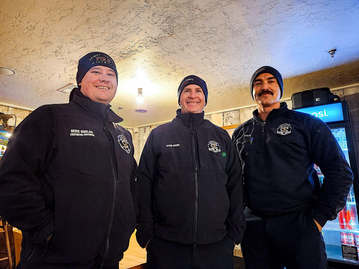 Thành phố Virginia, Nevada, nhân viên y tế Daniel Sinclair (trái), Giám đốc Shane Dixon (giữa), và anh Derek Giuralani (phải) tạm nghỉ ngơi sau cơn bão mùa đông hôm 10/12/2022.