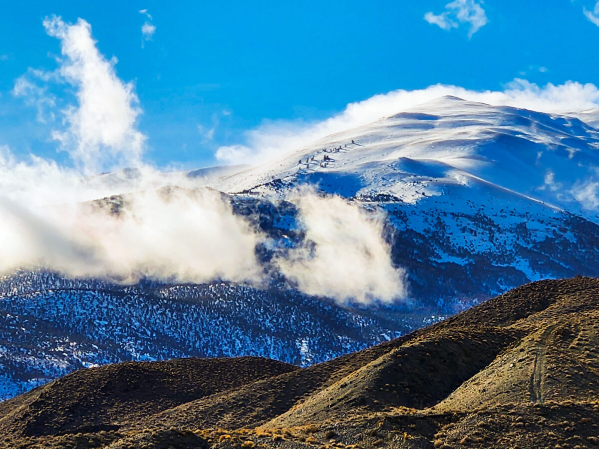 Một ngọn núi sừng sững trên những đám mây bên ngoài thị trấn Walker, tiểu bang Nevada, hôm 11/12/2022. (Ảnh: Allan Stein/The Epoch Times)