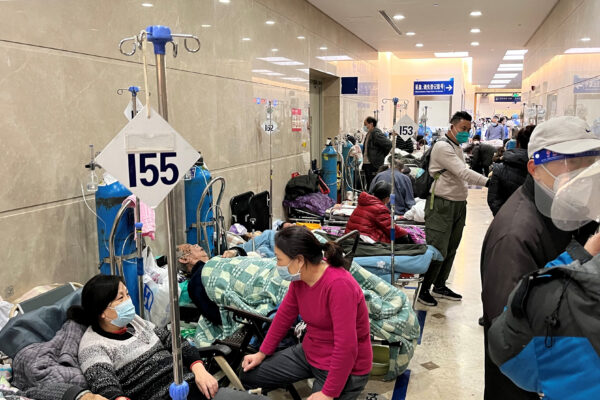 Các bệnh nhân nằm trên giường ở một hành lang khoa cấp cứu của Bệnh viện Trung Sơn trong bối cảnh dịch COVID-19 bùng phát ở Thượng Hải hôm 03/01/2023. (Ảnh: Nhân viên/Reuters)