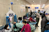 Bệnh nhân nằm trên các giường bệnh được kê bên ngoài hành lang khoa cấp cứu của Bệnh viện Trung Sơn, trong bối cảnh dịch COVID-19 bùng phát ở Thượng Hải, Trung Quốc, hôm 03/01/2023. (Ảnh: Staff/Tư liệu/Reuters)