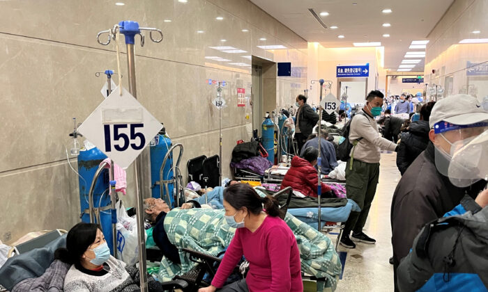 Thượng Hải: Các bệnh viện cạn kiệt thuốc điều trị COVID