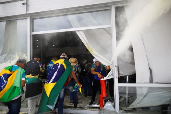 Những người ủng hộ cựu Tổng thống Brazil Jair Bolsonaro xông vào một tòa nhà trong một cuộc biểu tình phản đối Tổng thống Luiz Inacio Lula da Silva ở Brasilia, Brazil, hôm 08/12/2023. (Ảnh: Adriano Machado/Reuters)