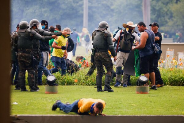 Những người ủng hộ cựu Tổng thống Brazil Jair Bolsonaro biểu tình phản đối Tổng thống Luiz Inacio Lula da Silva, bên ngoài Quốc hội Brazil ở Brasilia, Brazil, hôm 08/01/2023. (Ảnh: Adriano Machado/Reuters)