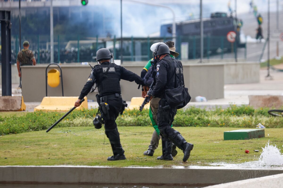 Lực lượng an ninh bắt giữ một người ủng hộ cựu Tổng thống Brazil Jair Bolsonaro trong cuộc biểu tình chống lại tân Tổng thống Luiz Inacio Lula da Silva, bên ngoài Quốc hội Brazil ở Brasilia, Brazil, hôm 08/01/2023. (Ảnh: Adriano Machado/Reuters)