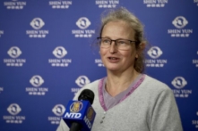 Nghị viên Anh ấn tượng với năng lượng, màu sắc, và những động tác vũ đạo của Shen Yun