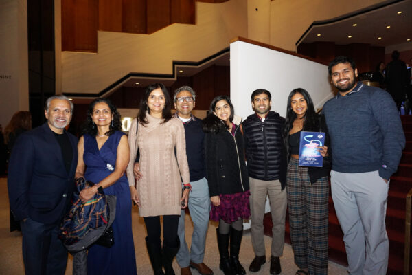 Nhà môi giới kiêm cựu ký giả Jhanvi Thakar cùng một nhóm khán giả gồm chín người đến thưởng thức Chương trình Nghệ thuật Biểu diễn Shen Yun tại Nhà hát Jones Hall for the Performing Arts tại thành phố Houston, hôm 26/12/2022. (Ảnh: Sally Sun/The Epoch Times)