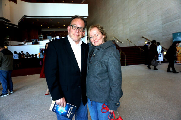 Ông bà Vincent and Andrea Iandoli thích thú trước Chương trình Nghệ thuật Biểu diễn Shen Yun tại Nhà hát Jones Hall for the Performing Arts, Houston, hôm 26/12/2022 vừa qua. (Ảnh: Sally Sun/The Epoch Times)