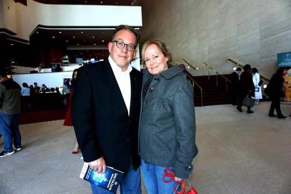 Ông bà Vincent and Andrea Iandoli thích thú trước Chương trình Nghệ thuật Biểu diễn Shen Yun tại Nhà hát Jones Hall for the Performing Arts, Houston, hôm 26/12/2022 vừa qua. (Ảnh: Sally Sun/The Epoch Times) 