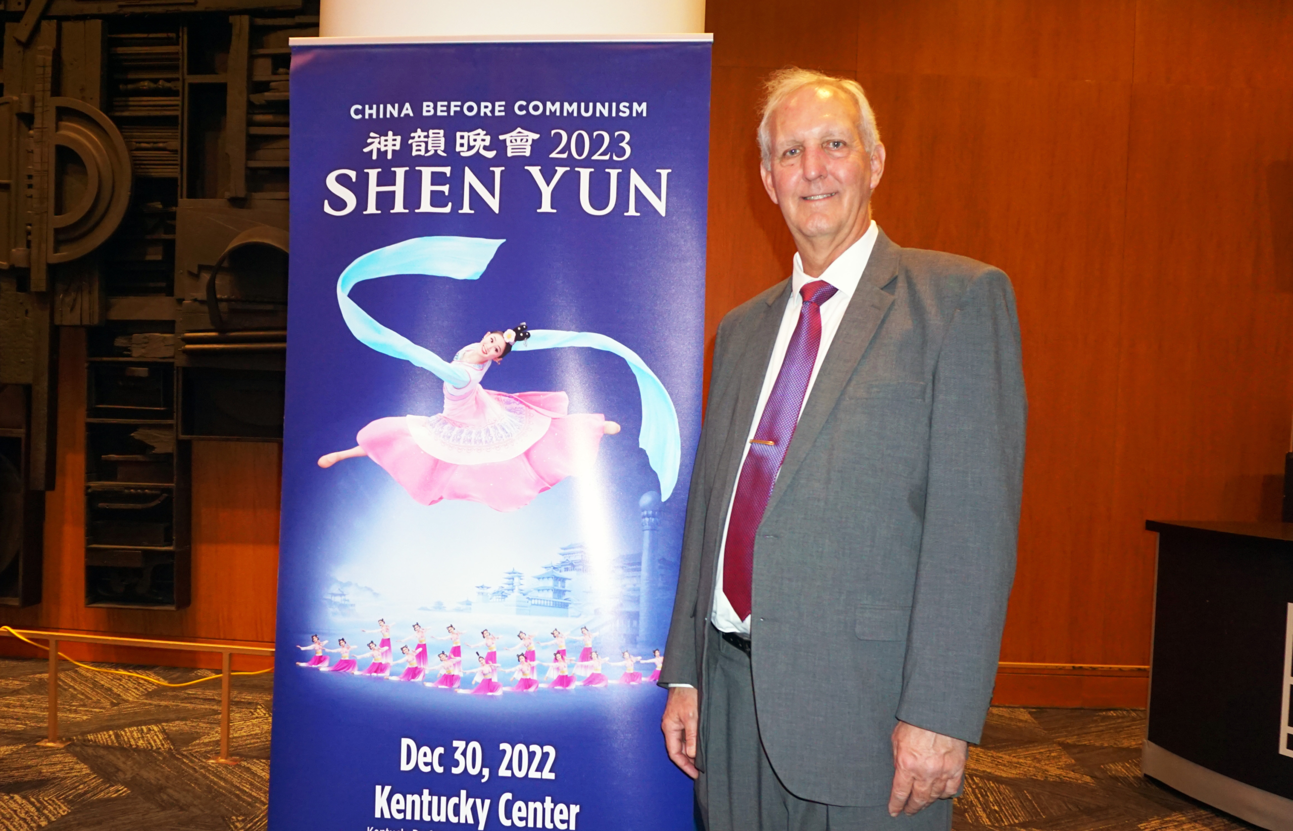 Ông Scott McCoy thưởng lãm buổi biểu diễn của Đoàn Nghệ Thuật Biểu Diễn Shen Yun tại Kentucky Center for the Performing Arts hôm 30/12/2022. (Ảnh: Nancy Ma/The Epoch Times)