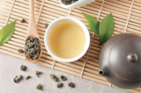 Đỗ trọng (Eucommia ulmoides) là một loại thảo mộc truyền thống của Trung Quốc,  nổi tiếng về hiệu quả chữa bệnh. Các sản phẩm chăm sóc sức khỏe như “Trà Đỗ trọng” và “Tinh chất Đỗ trọng – Tam Thất (Radix notoginseng)” cũng đang trở nên phổ biến ở Nhật Bản thời nay. (Ảnh: Shutterstock)