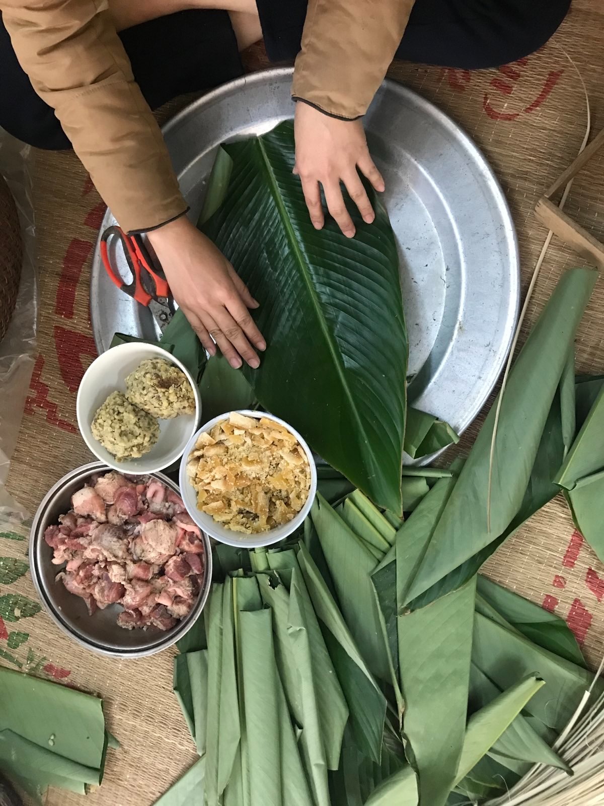 Gói bánh chưng ngày Tết giúp lưu giữ hương vị cổ truyền của người Việt