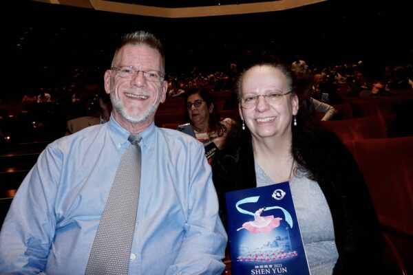 Ông Bob và bà Julie Fewell tham dự buổi biểu diễn của Đoàn Nghệ thuật Biểu diễn Shen Yun tại Nhà hát Jones Hall for the Performing Arts hôm 28/12/2022. (Ảnh: Sonia Wu/The Epoch Times)