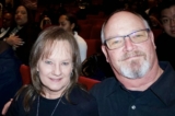 Ông Bob và bà Sherry Lindley tại buổi biểu diễn của Đoàn Nghệ thuật Biểu diễn Shen Yun tại nhà hát Jones Hall for the Performing Arts ở thành phố Houston, tiểu bang Texas, hôm 26/12/2022. (Ảnh: Sonia Wu/The Epoch Times)