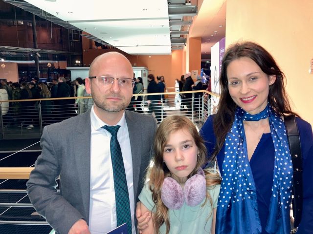 Luật sư người Ba Lan Konrad Wiater đến xem Shen Yun ở Berlin cùng vợ Dominika Schönke và con gái Klara. (Ảnh: Nancy McDonnell/The Epoch Times)
