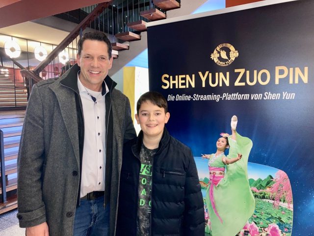 Ông Torsten Mierdorf và con trai Fabio tại buổi biểu diễn của Shen Yun ở Frankfurt. (Ảnh: Nancy McDonnell/The Epoch Times)