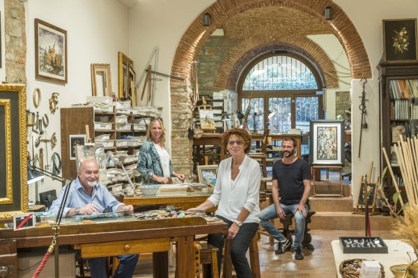 Gia đình Scarpelli, (từ trái qua phải): Ông Rezo, cô Catia, bà Gabriella, và anh Leonardo, tại xưởng của họ ở thành phố Florence, nước Ý. (Ảnh: Guido Cozzi)