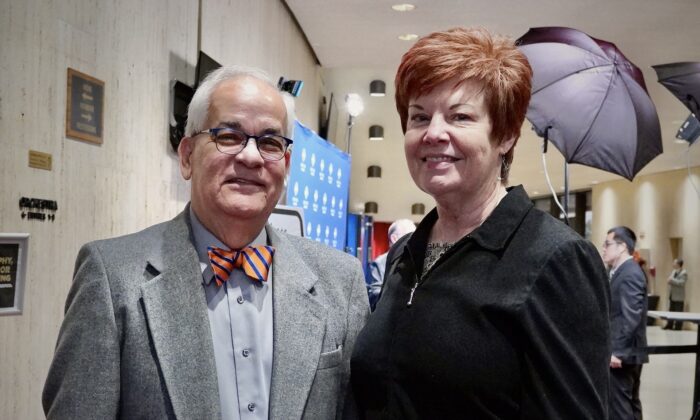 Tiến sĩ Claudio D. Divino (trái) và phu nhân, bà Mary, đã xem Shen Yun Performing Arts tại Nhà Hát Chrysler ở Norfolk, hôm 07/01/2023. (Ảnh: Terri Wu/The Epoch Times)